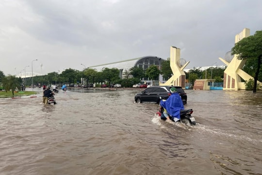 Hà Nội: Nước rút chậm sau trận mưa lịch sử, quân đội điều xe chở người dân qua chỗ ngập sâu