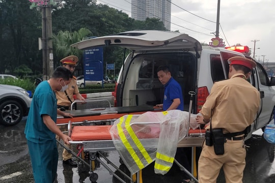 Hà Nội: Cảnh sát giao thông vượt mưa ngập đưa bệnh nhi đi cấp cứu