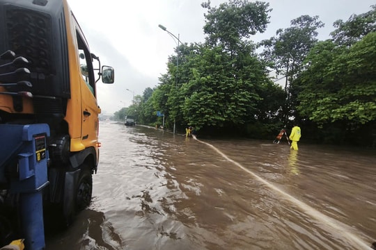Sáng nay, Hà Nội còn hàng chục điểm úng ngập