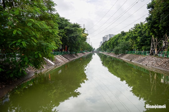Sông Kim Ngưu trong xanh lạ thường sau bão số 10