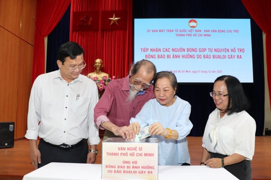 Văn nghệ sĩ TP Hồ Chí Minh ủng hộ khắc phục thiệt hại do bão số 10