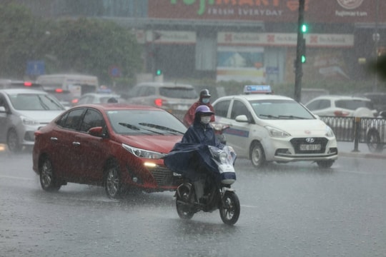 Mưa dông nhiều nơi, chủ động ứng phó thời tiết nguy hiểm