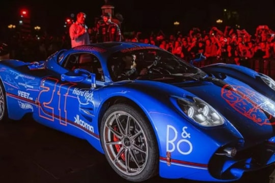 Pagani Utopia xuất hiện tại Gumball 3000: Nữ doanh nhân Singapore chiếm trọn spotlight