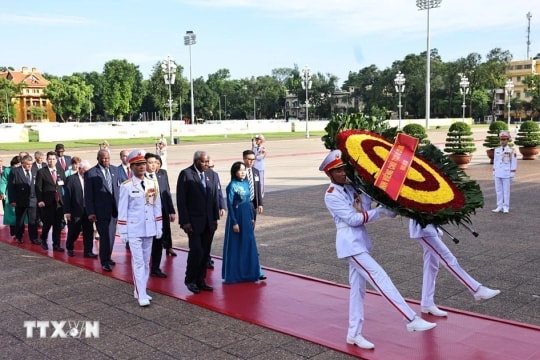 Chủ tịch Quốc hội Cuba vào Lăng viếng Chủ tịch Hồ Chí Minh