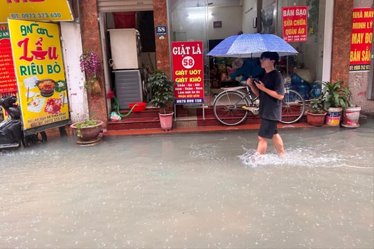 "Mưa là ngập” - nỗi khổ của người dân ngõ 68 Triều Khúc