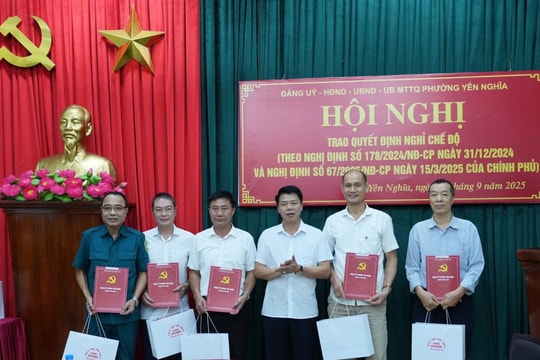 Phường Yên Nghĩa: Trao Quyết định nghỉ hưu trước tuổi cho cán bộ theo Nghị định 178