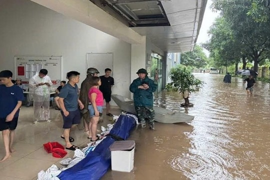 Khẩn trương ứng phó, hỗ trợ người dân khắc phục hậu quả ngập lụt do bão số 10