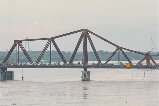 Hà Nội: Nước sông Hồng dâng nhanh, nhiều địa điểm ngập sâu