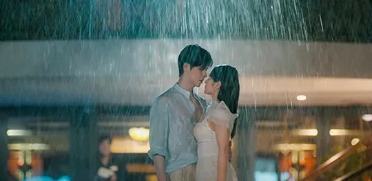 Gió ngang khoảng trời xanh: Hậu trường cảnh hôn dưới mưa của tổng tài và Việt Hoa