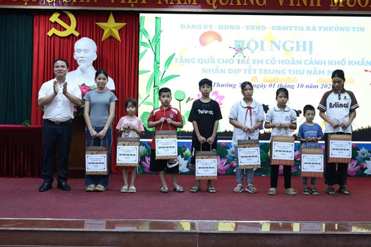 Thường Tín tặng quà cho 94 trẻ có hoàn cảnh khó khăn dịp Tết Trung thu 2025