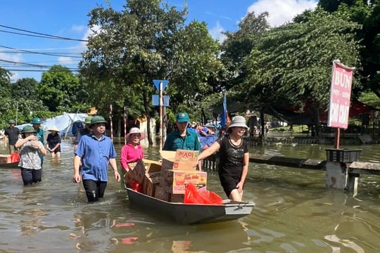 Phường Tây Mỗ trao nhu yếu phẩm hỗ trợ người dân vùng ngập