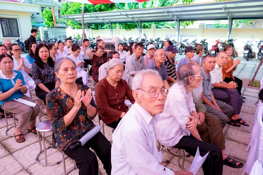 Phường Yên Sở khám bệnh cho 300 người cao tuổi