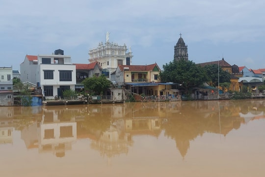 Hà Nội giảm mưa, lũ sông rút chậm