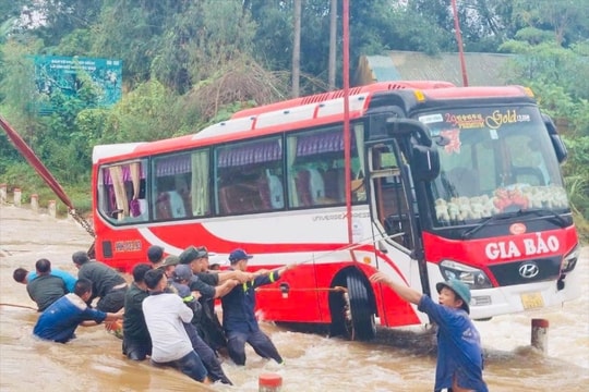 Hình ảnh ấn tượng lực lượng công an dầm mình giúp dân vùng lũ