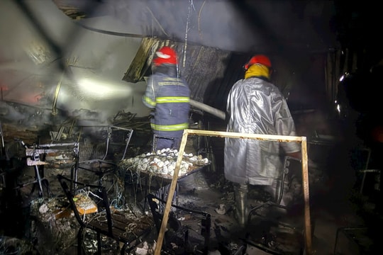 Nhanh chóng dập tắt đám cháy tại phường Tây Hồ