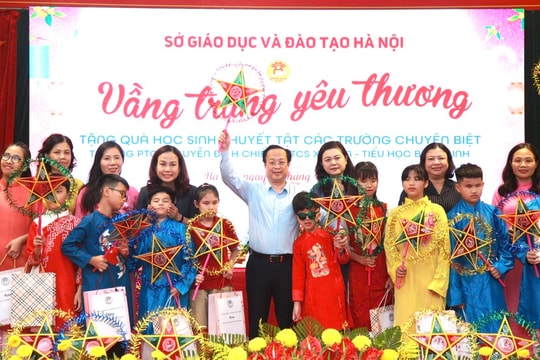 Gần 700 học sinh chuyên biệt của Hà Nội được nhận quà Tết Trung thu