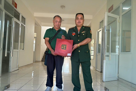 Biên phòng Hoành Mô tìm được tài sản, trả cho du khách nước ngoài