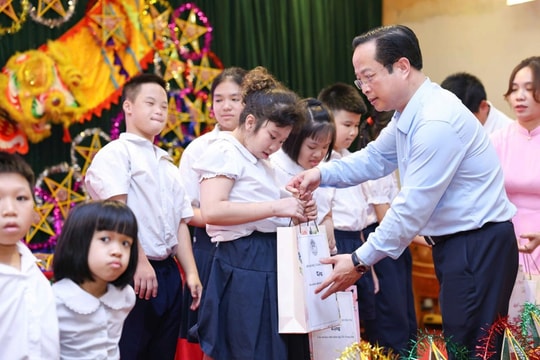 Quan tâm, chăm lo những học sinh đặc biệt dịp Tết Trung thu