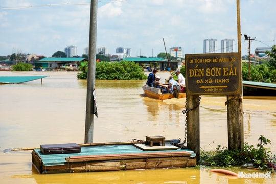 Nước sông Hồng tràn vào khu Chương Dương Độ