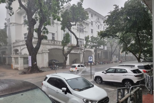 Hàng loạt ô tô ngập nước, bảo hiểm có thực sự là “phao cứu sinh”?