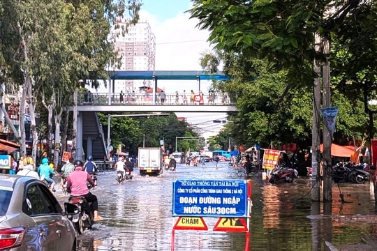 Hà Nội: Nhiều điểm vẫn úng ngập do ảnh hưởng của hoàn lưu bão số 10