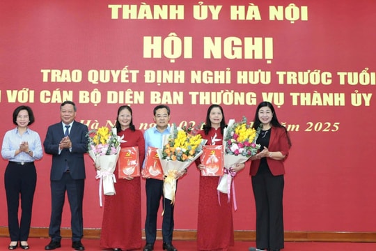 Trao quyết định nghỉ hưu cho 3 đồng chí lãnh đạo MTTQ và LĐLĐ thành phố Hà Nội