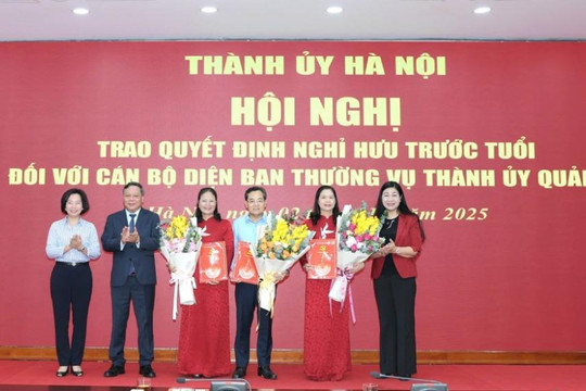 Hà Nội trao Quyết định nghỉ hưu trước tuổi đối với cán bộ diện Ban Thường vụ Thành ủy quản lý