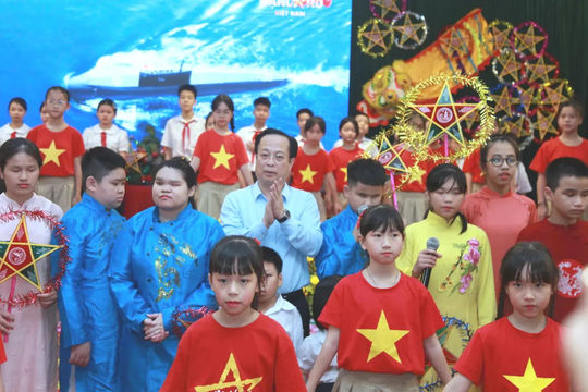 Ngành giáo dục Hà Nội tặng quà Trung thu cho học sinh các trường chuyên biệt
