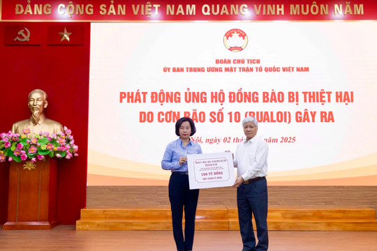 Hà Nội trao 100 tỷ đồng ủng hộ đồng bào các tỉnh khắc phục hậu quả cơn bão số 10