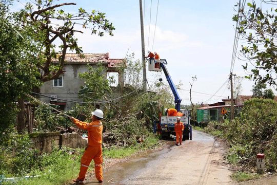Nhiều tỉnh thành bị ảnh hưởng của bão BUALOI đã được cấp điện trở lại