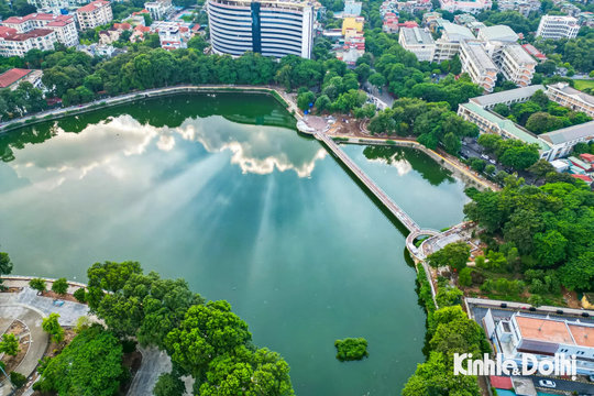 Ngỡ ngàng trước cầu đi bộ hình cây đàn giữa lòng công viên Nghĩa Đô