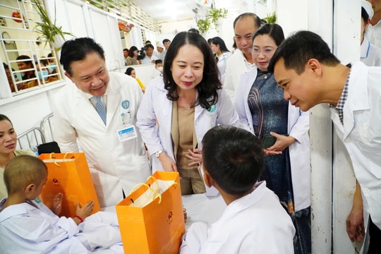 Phó Chủ tịch nước Võ Thị Ánh Xuân trao tặng quà trẻ em có hoàn cảnh đặc biệt, khó khăn