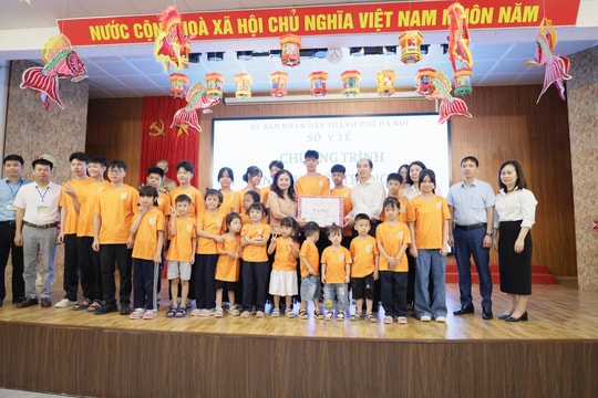 Thăm và tặng quà trung thu cho các cháu thiếu nhi