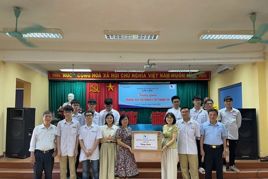 Hội Cứu trợ trẻ em khuyết tật Hà Nội tặng quà gần 1.500 em nhỏ tại các trường, trung tâm dạy trẻ chuyên biệt