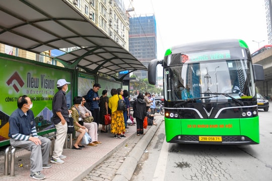 Gỡ vướng để xanh hóa vận tải công cộng