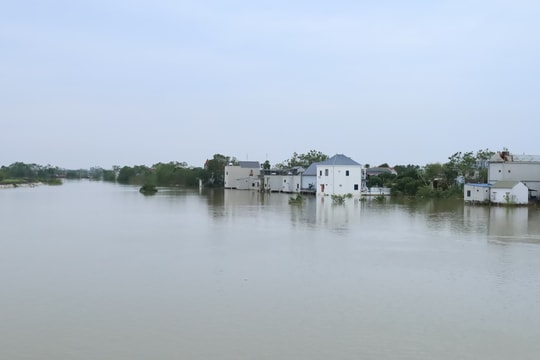 Lũ sông Hà Nội rút chậm, bão Matmo vào Biển Đông mạnh cấp 12