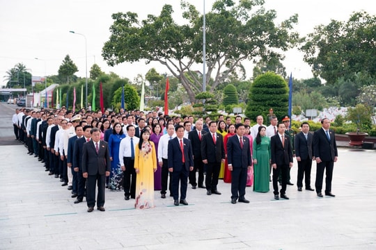 Đoàn đại biểu Tỉnh ủy An Giang dâng hương tại Nghĩa trang liệt sĩ