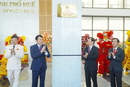 Công an TP Huế tổ chức lễ gắn biển trụ sở làm việc mới