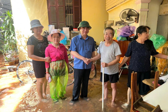 Chính quyền, Nhân dân phường Tây Mỗ nỗ lực ứng phó ngập úng
