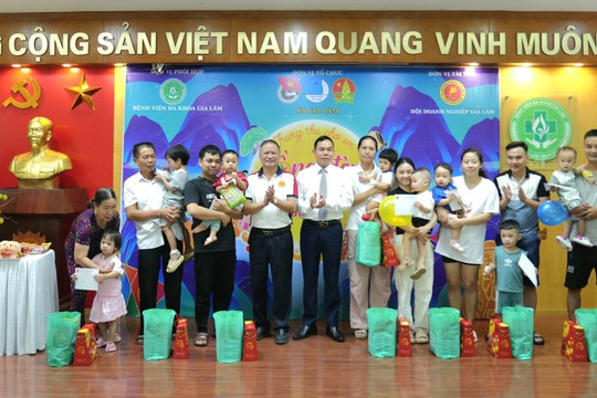 Mang Trung thu đến với các em nhỏ tại Bệnh viện Đa khoa Gia Lâm