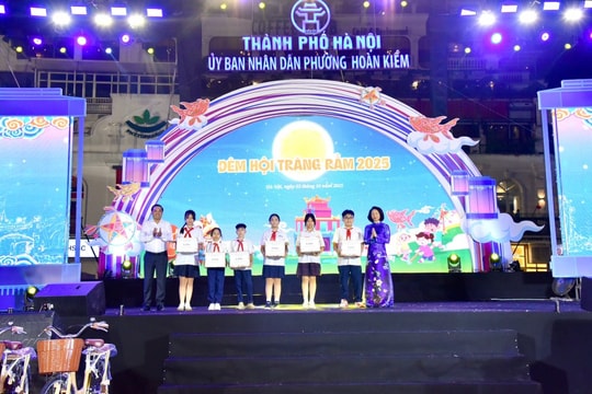 Tưng bừng đêm hội trăng rằm, gắn kết yêu thương tại phường Hoàn Kiếm