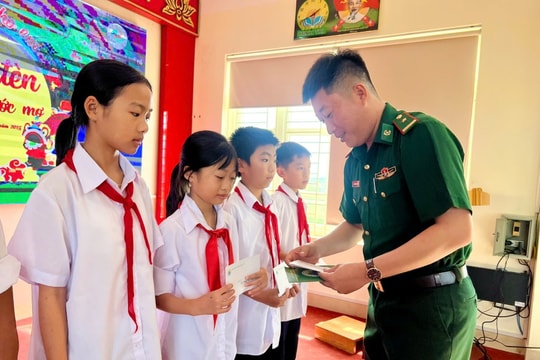 Đồn Biên phòng Trà Cổ phối hợp phường Móng Cái 1, 2 tặng quà Trung thu cho thiếu nhi