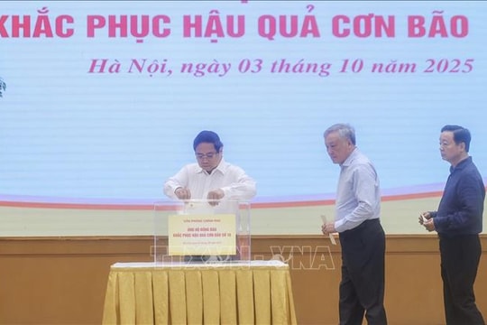 Thủ tướng Phạm Minh Chính và lãnh đạo Chính phủ ủng hộ đồng bào bị thiệt hại do bão lũ