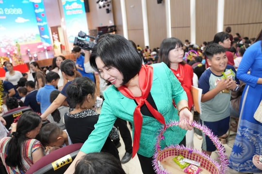 Phó Chủ tịch HĐND Thành phố Phùng Thị Hồng Hà tham dự "Đêm hội Trăng rằm" tại xã Vân Đình