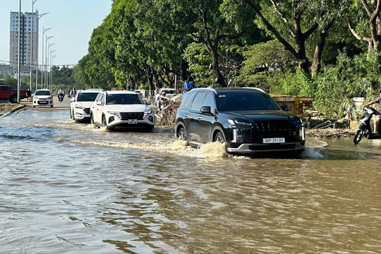 Đường 70 chìm trong biển nước: người dân khổ sở đi lại, sinh hoạt đảo lộn