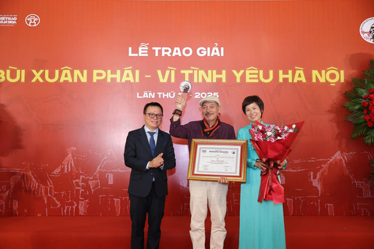 Nhạc sĩ Trần Tiến nhận Giải thưởng Lớn - vì tình yêu Hà Nội