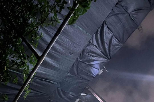 Hà Nội: Cảnh sát hướng dẫn nhiều người thoát nạn vụ cháy chung cư mini