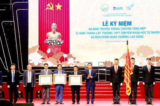 Phó Thủ tướng Lê Thành Long trao Huân chương Lao động hạng Nhì cho Trường THPT chuyên Khoa học Tự nhiên