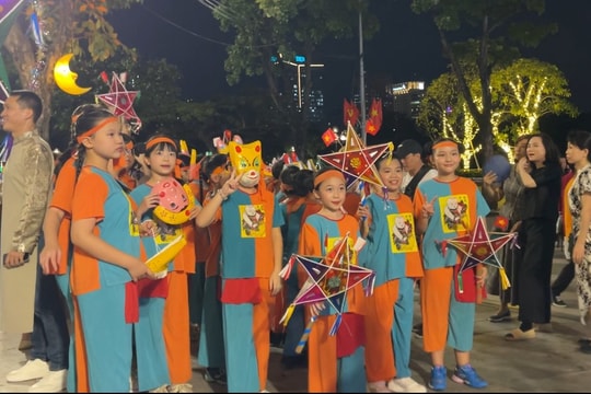 Hơn 2.000 người tham gia “Đêm hội Trăng rằm 2025” tại Phố cổ Hoàn Kiếm
