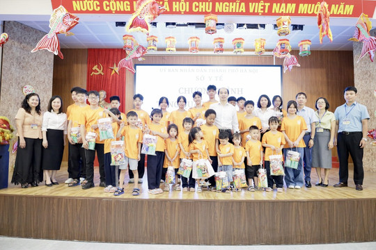 Lãnh đạo Sở Y tế thăm, tặng quà trung thu cho các em thiếu nhi